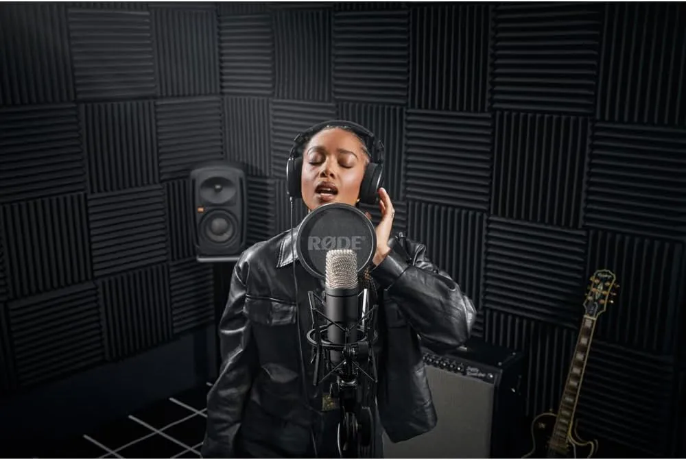 RØDE NT1 Signature Series Condenser Microphone with SM6 Shockmount and Pop Filter - Black